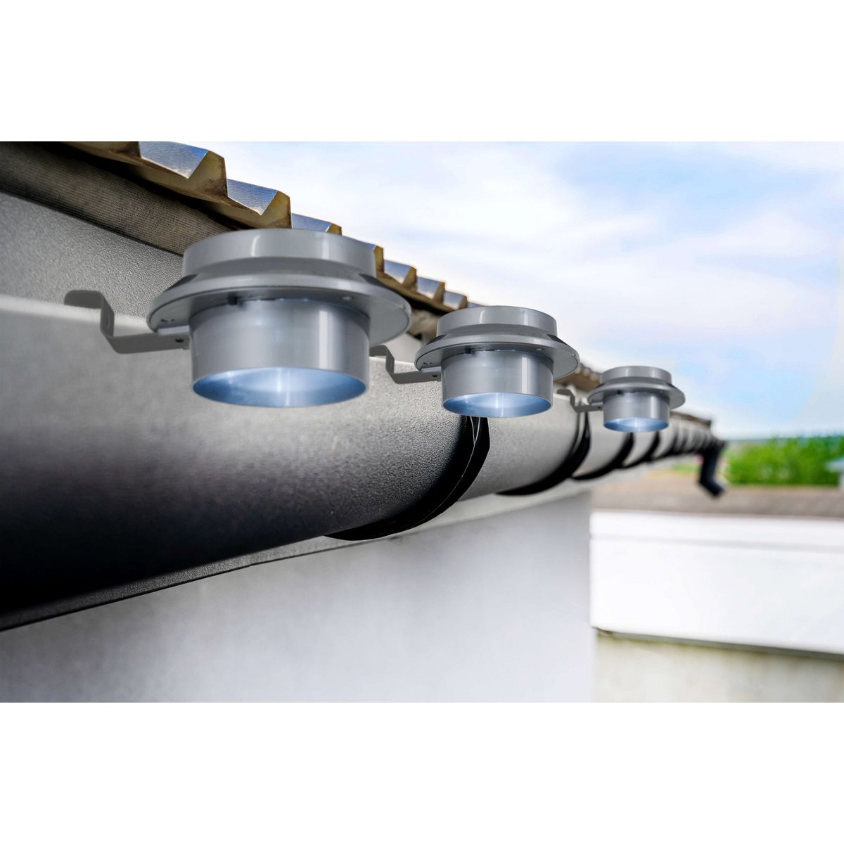 Groove de toit solaire LED Mistra - installation dans un jardin