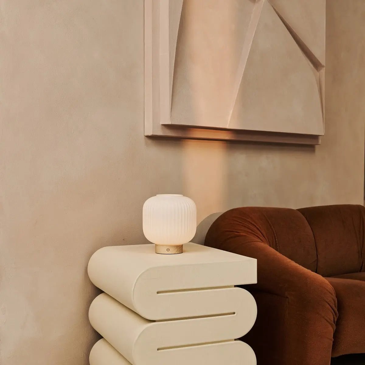 Vue latérale de la lampe rechargeable Lyla