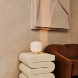 Vue latérale de la lampe rechargeable Lyla