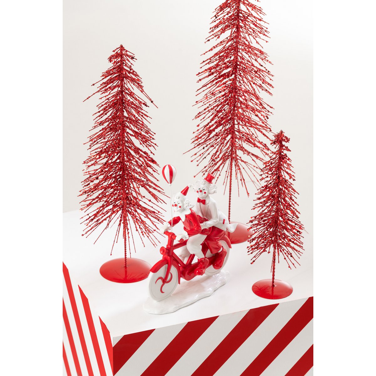 Détail du sapin de Noël J-Line, mettant en valeur les paillettes et la finition métallique.
