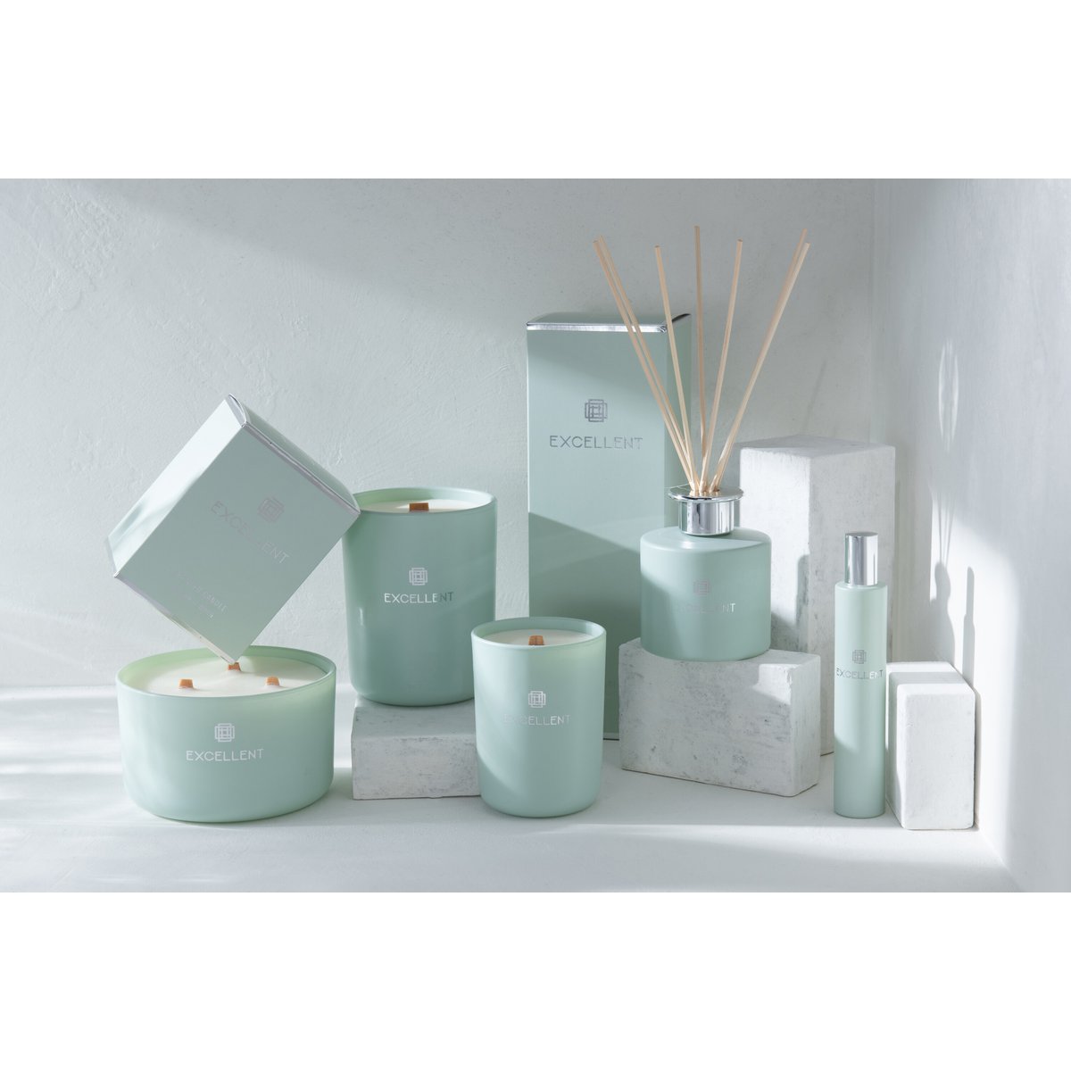 Présentation de l'huile parfumée J-Line dans un intérieur moderne