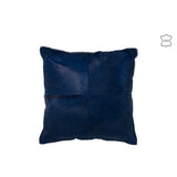 Coussin J-Line bleu électrique sur un canapé moderne, ajoutant une touche de luxe