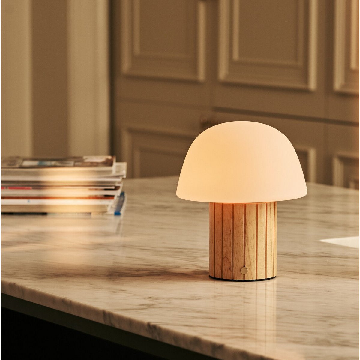 Lampe à poser rechargeable en bois d'hévéa marron clair