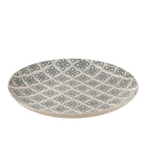 Assiette Kousa exposée sur une table en intérieur