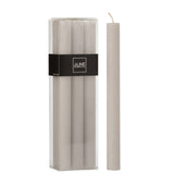 Bougies de table J-Line gris clair, présentées dans un intérieur élégant
