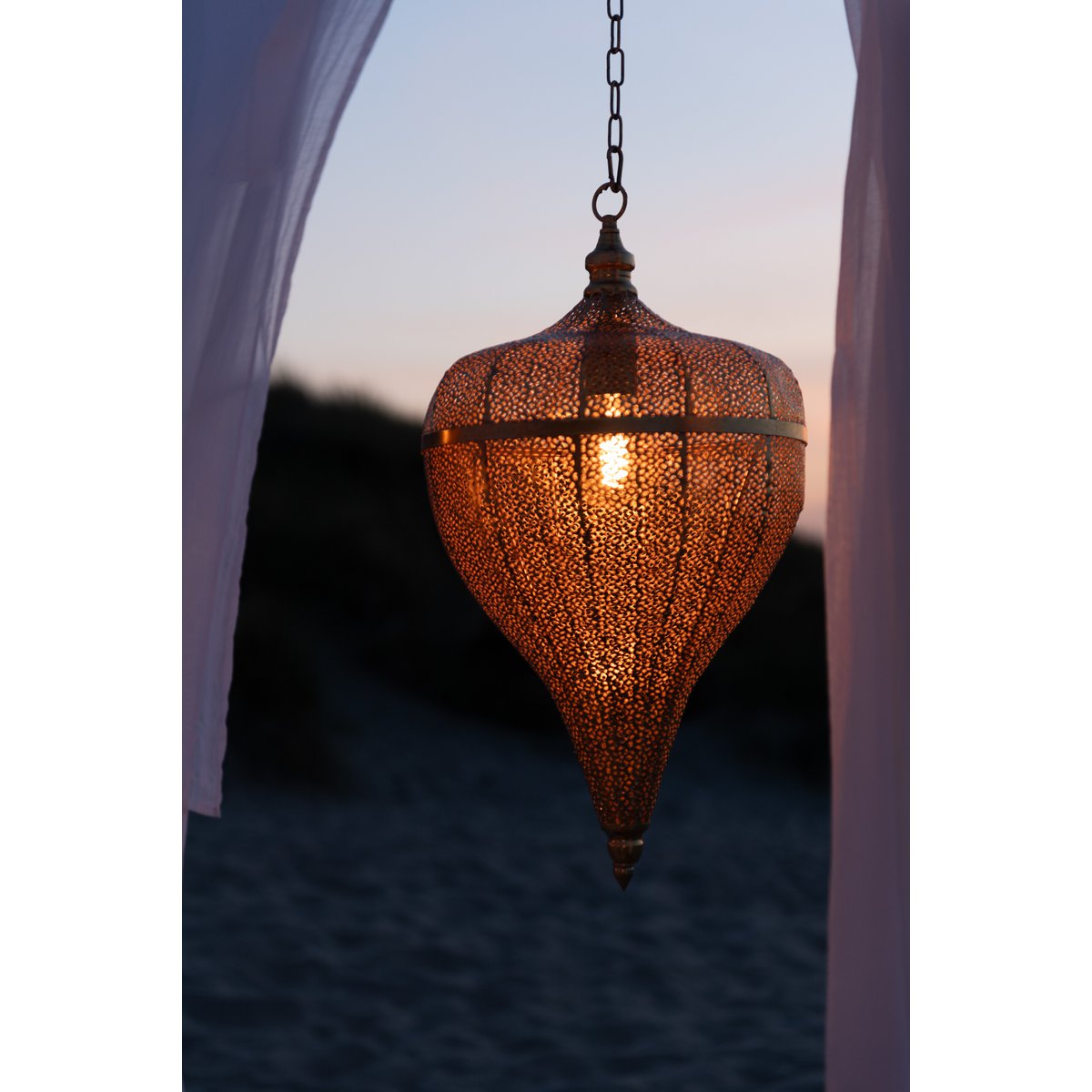 Vue latérale de la lampe J-Line Drop en métal doré