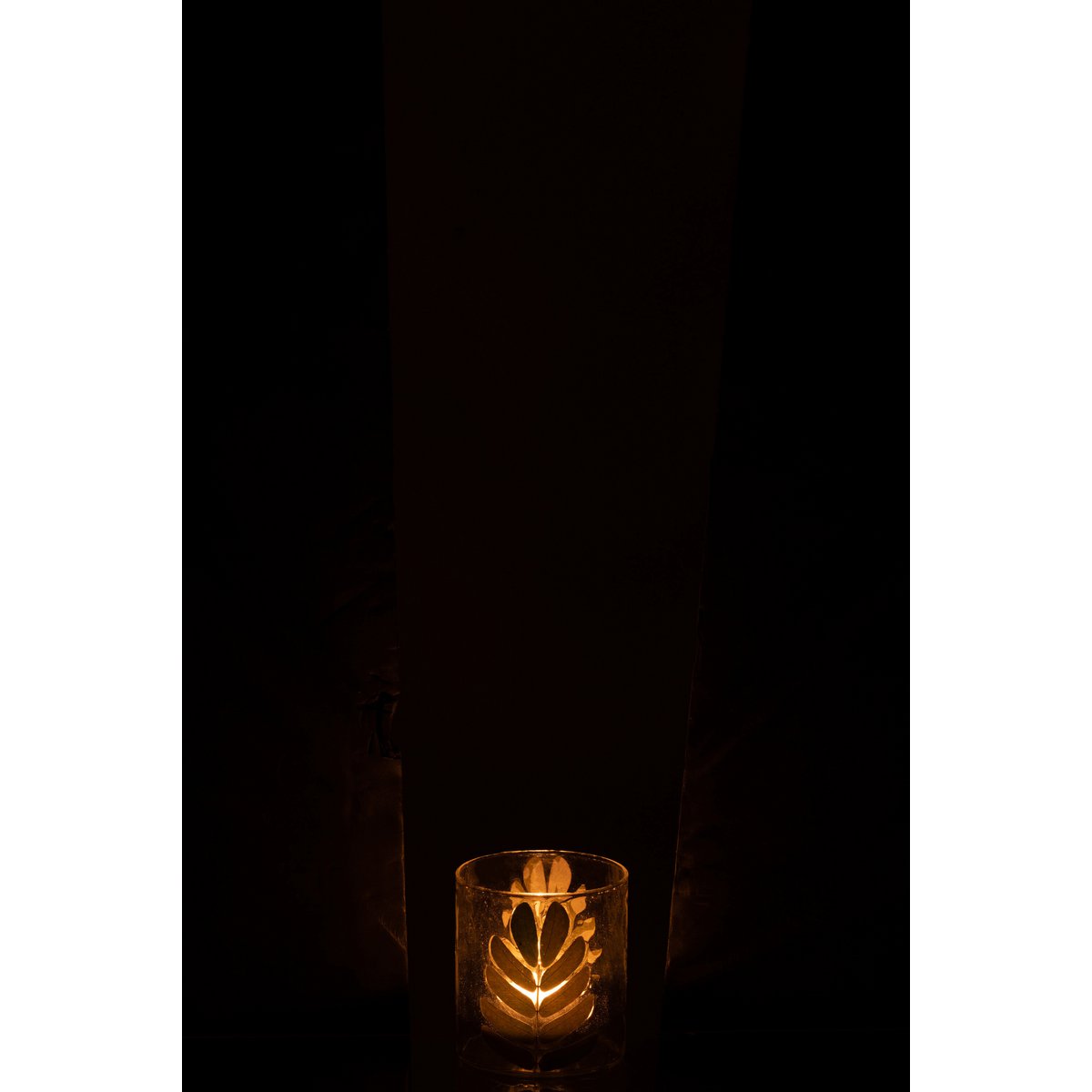 Vase J-Line sur une table, ajoutant une touche de luxe à la décoration.