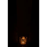 Vase J-Line sur une table, ajoutant une touche de luxe à la décoration.