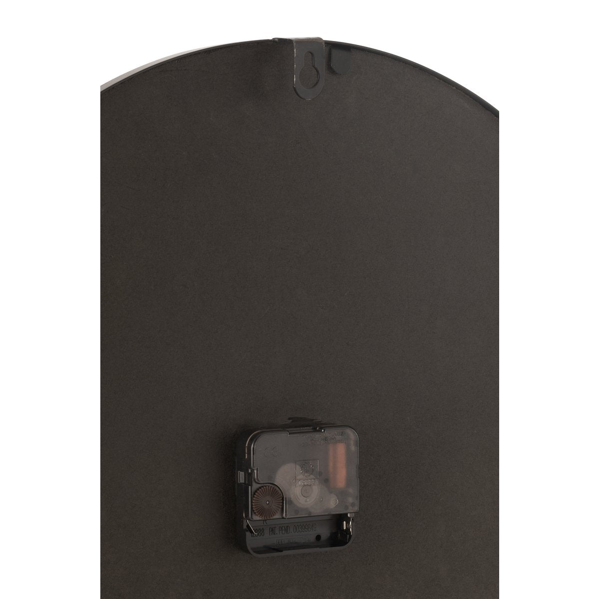 Horloge J-Line Klok Nue accrochée au mur dans un salon moderne.