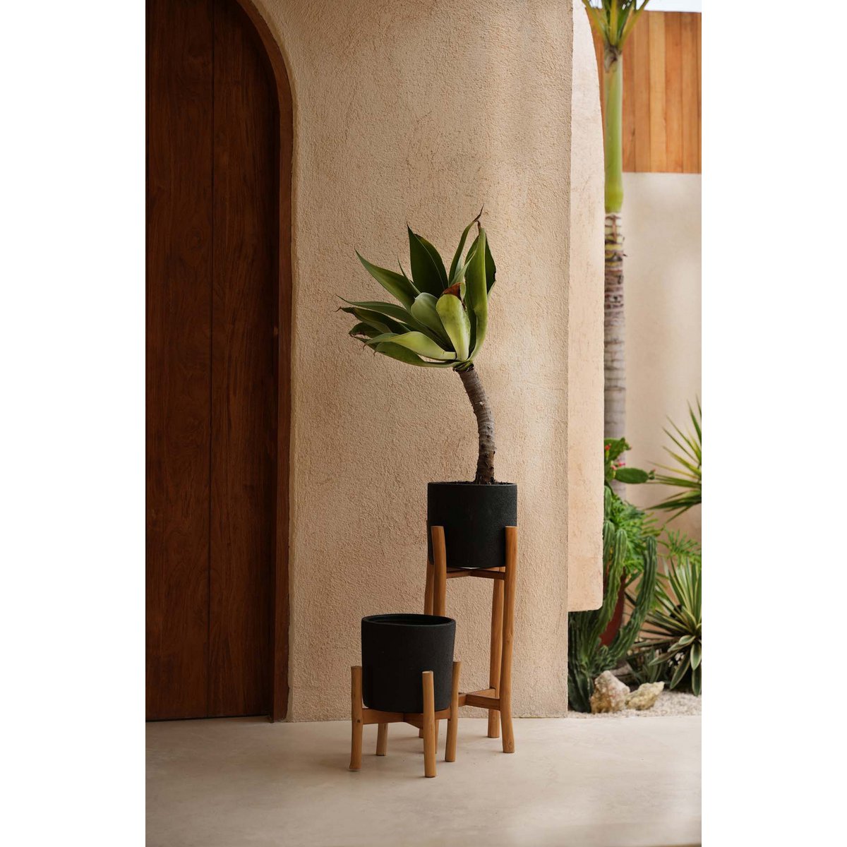 Détail de la jardinière Charcoal Low avec pot en terre cuite