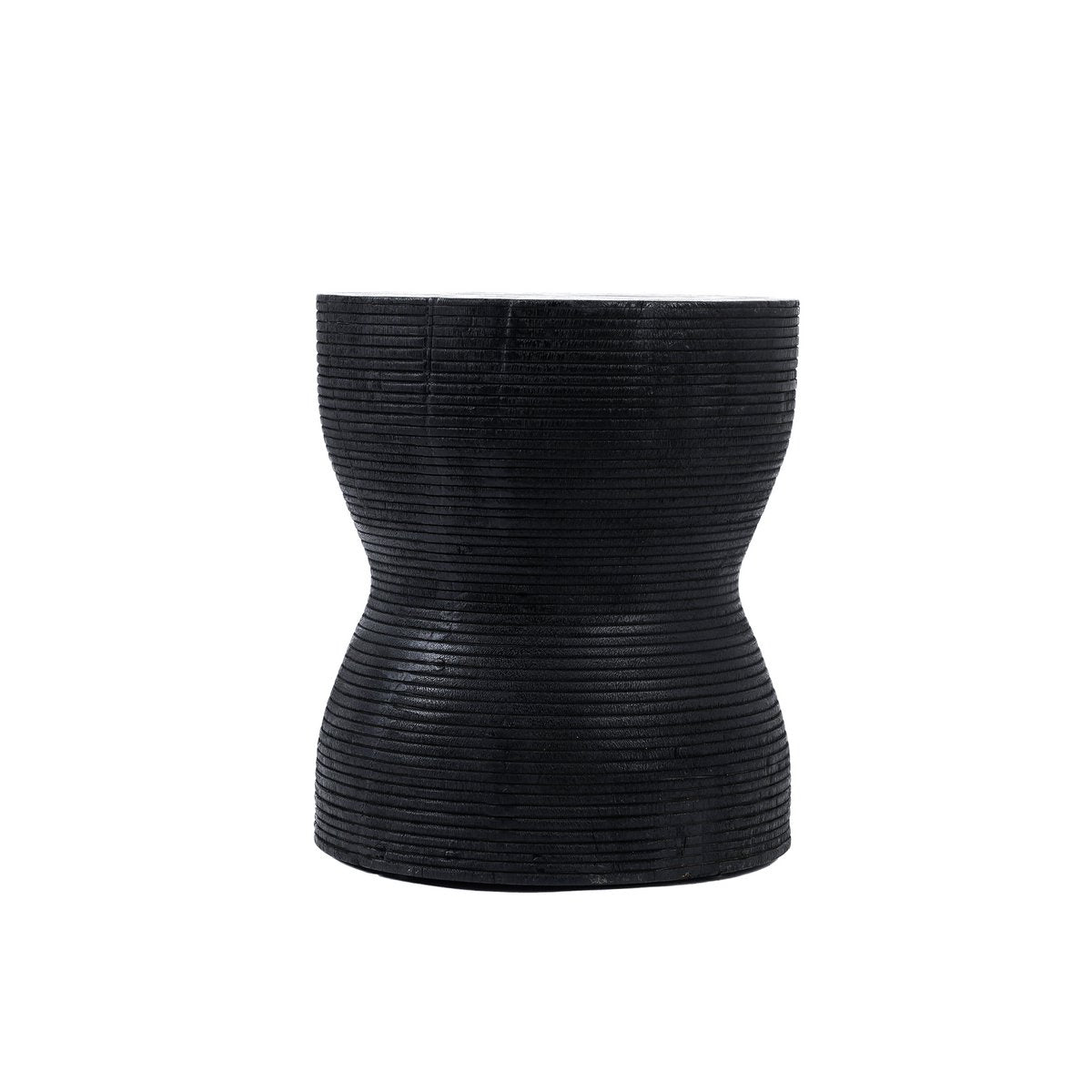 Tabouret Kotoran utilisé comme table d'appoint dans un intérieur moderne
