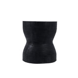 Tabouret Kotoran utilisé comme table d'appoint dans un intérieur moderne