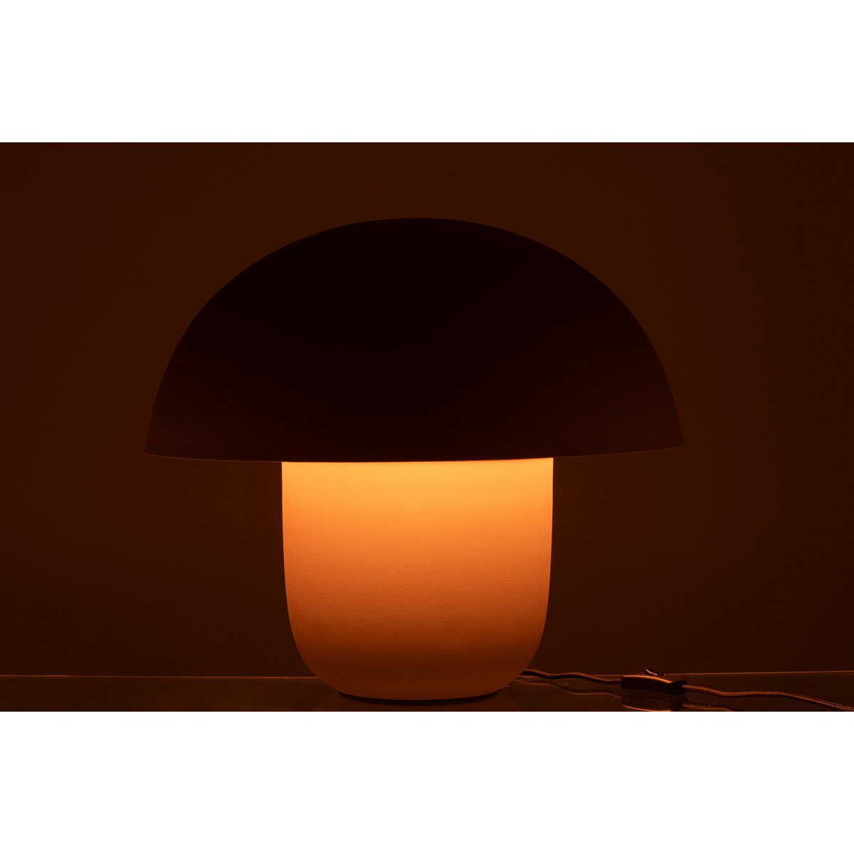 Détail de la lampe J-Line en métal taupe, élégance raffinée