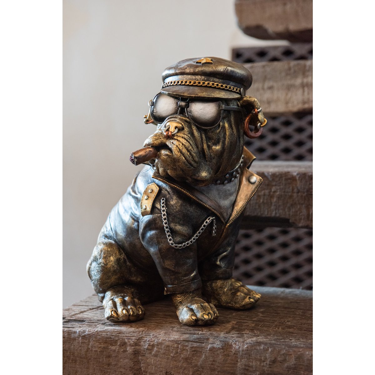 Figurine Bulldog J-Line en polyrésine marron, vue de face.