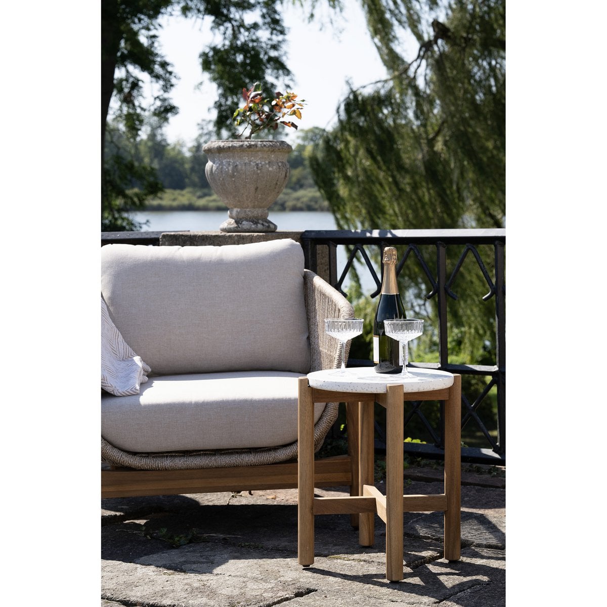 Vue de côté de la table d'appoint Terracina montrant sa hauteur compacte.