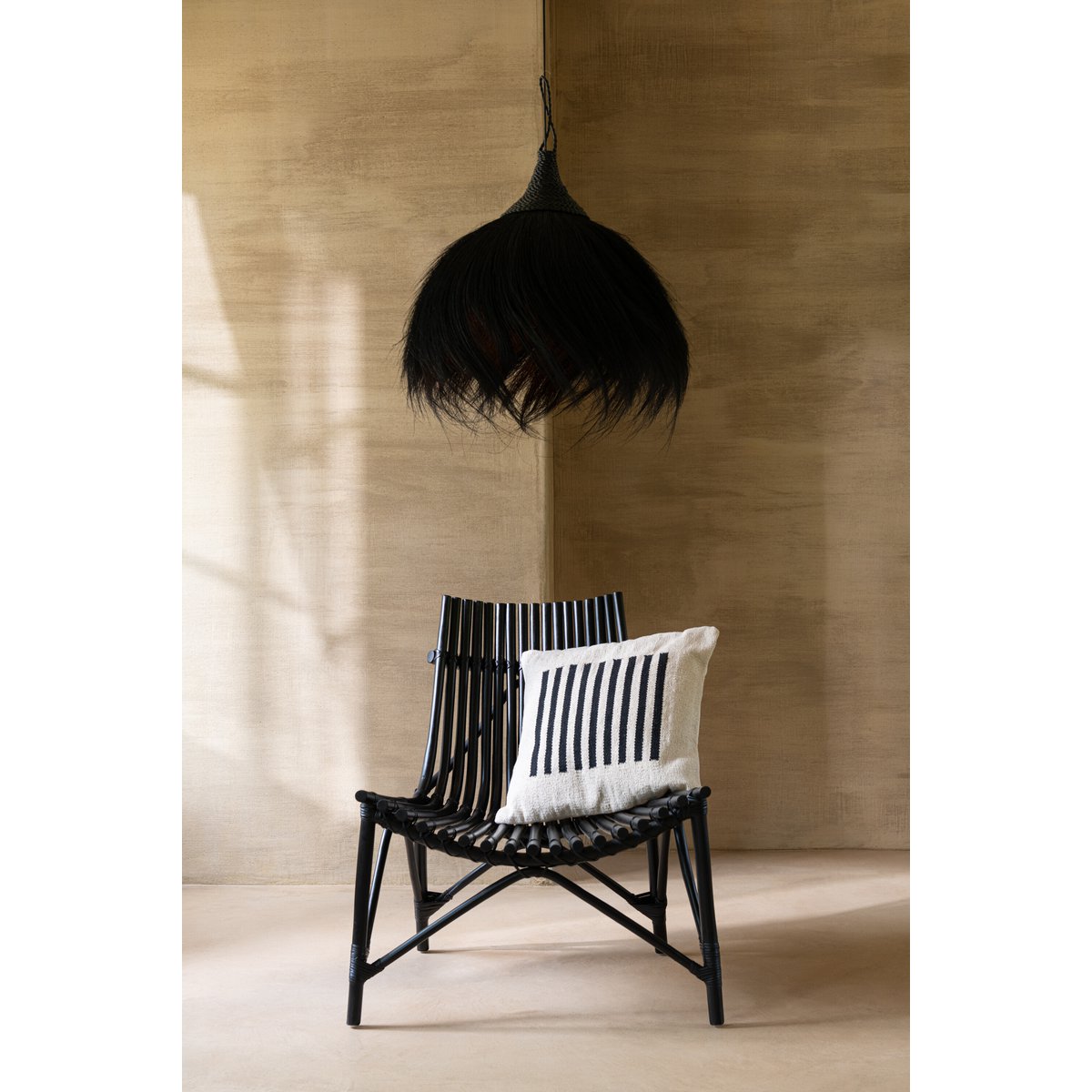 Chaise J-Line en rotin noir avec éclairage naturel