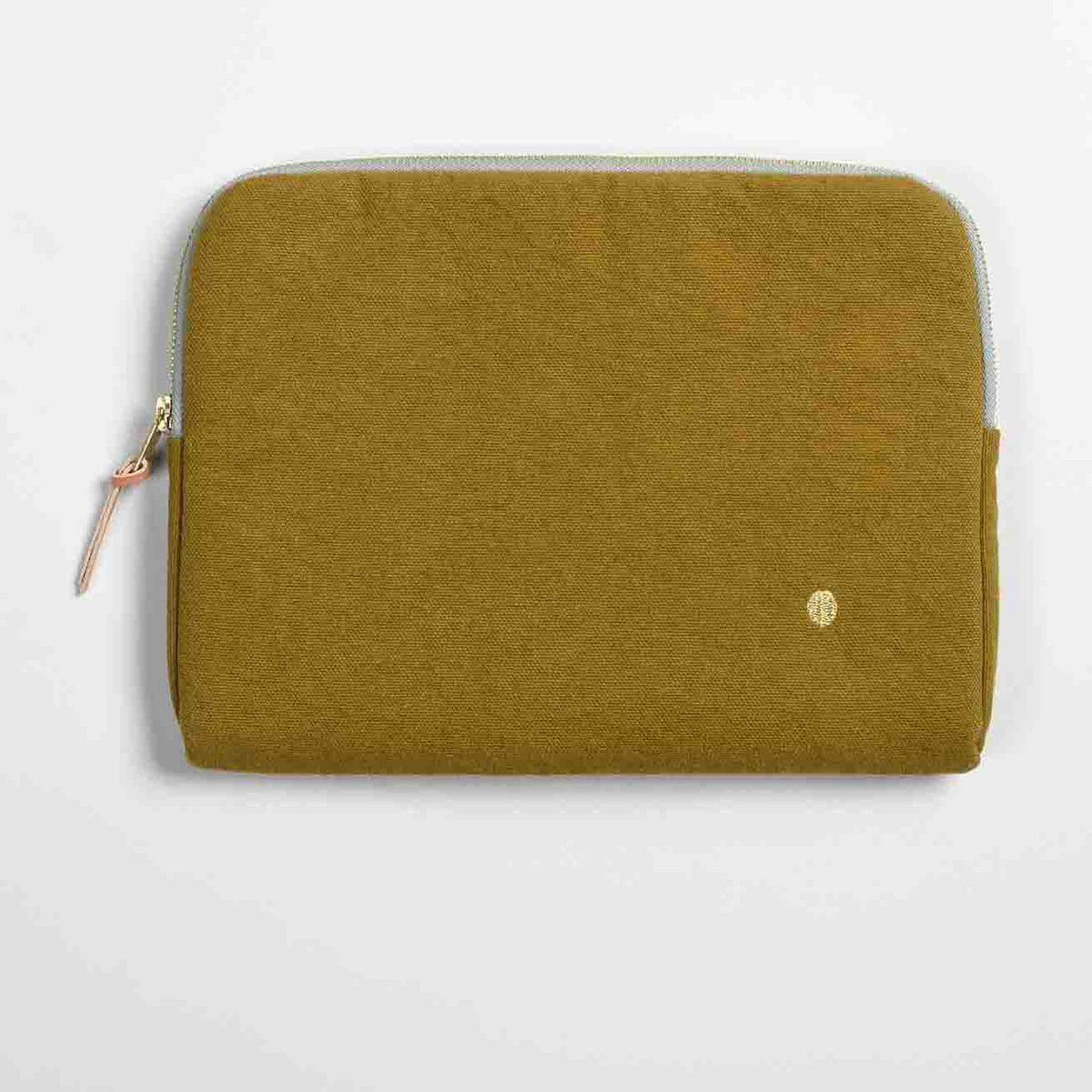 Housse iPad Iona en noix, ouverte avec iPad à l'intérieur