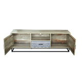 Buffet bas scandinave dans un salon moderne