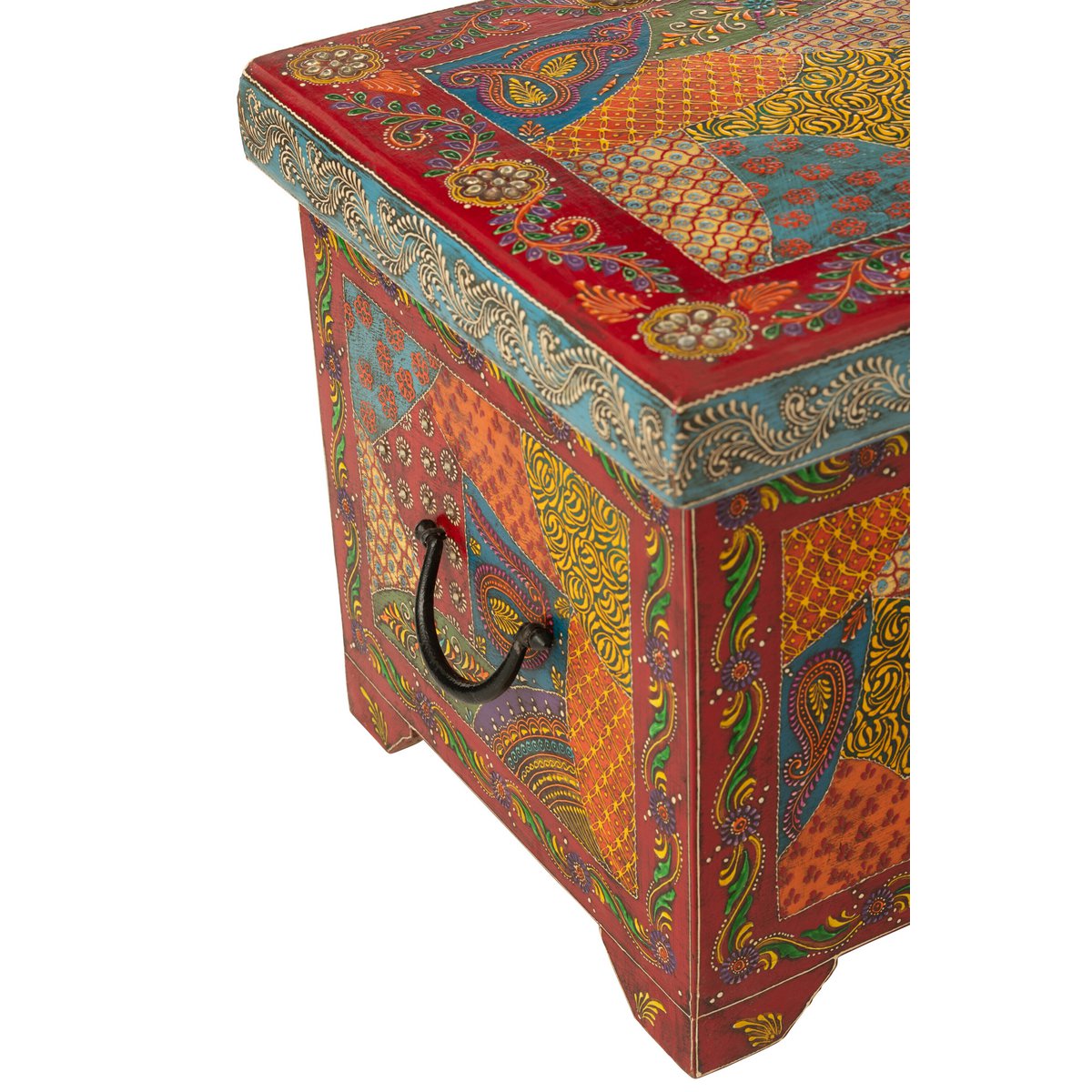 Coffre J-Line Delhi en bois, décoré avec des accessoires.