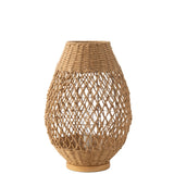 Lampe Metal Twisted J-Line dans un salon chic, ambiance chaleureuse.