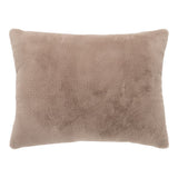 Coussin Evora marron clair avec fourrure artificielle sur un canapé