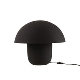 Lampe de table J-Line sur une table décorée
