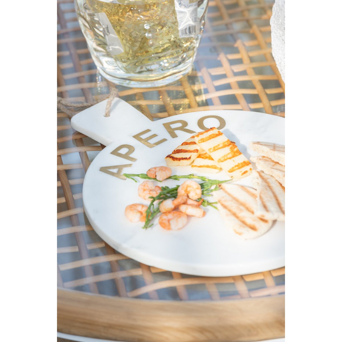 Planche à découper J-Line avec des légumes frais, ambiance culinaire