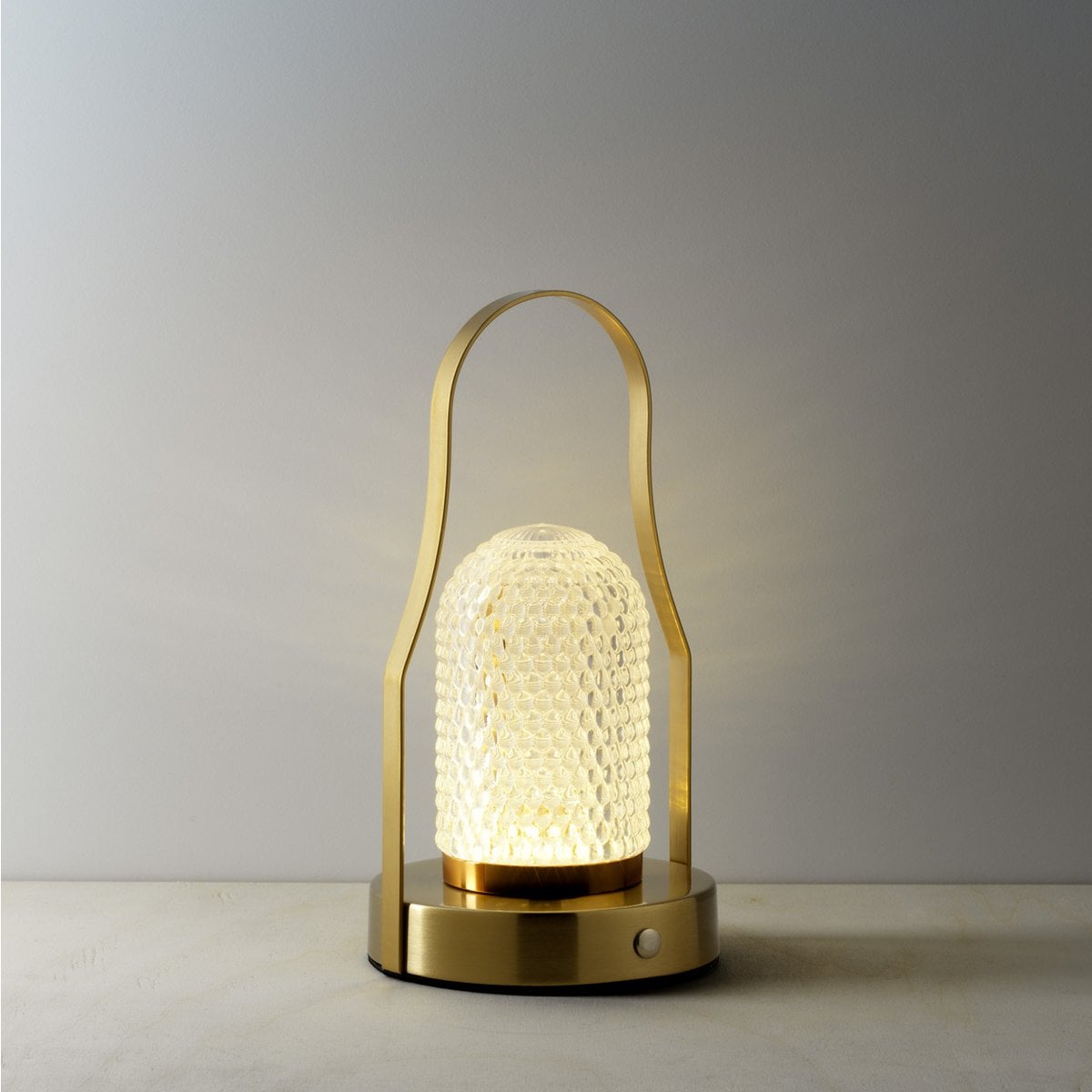 Détail de la lampe de table LED Lampuccino montrant la texture métallique