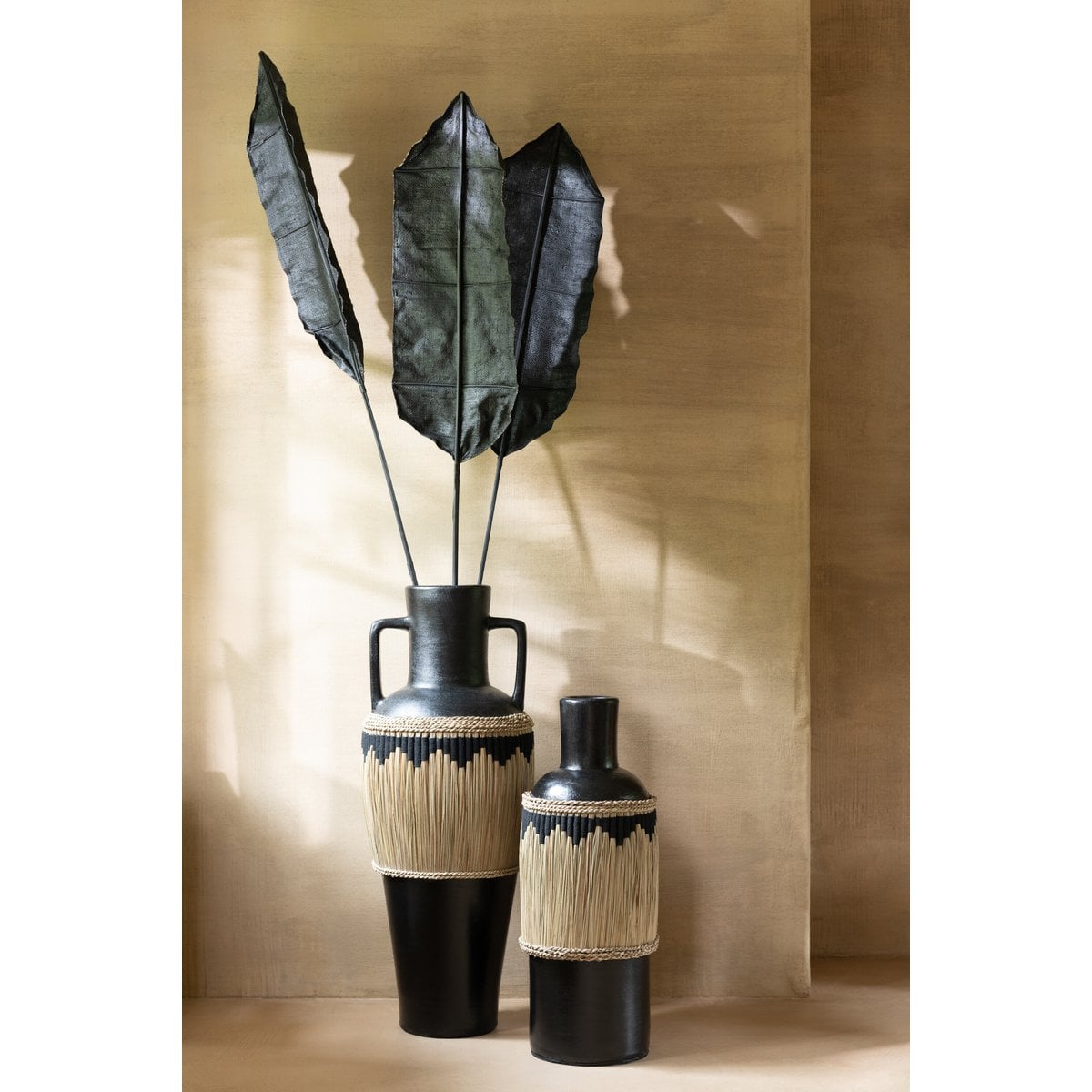Vase J-Line en céramique, détail des poignées et motifs, vue de côté
