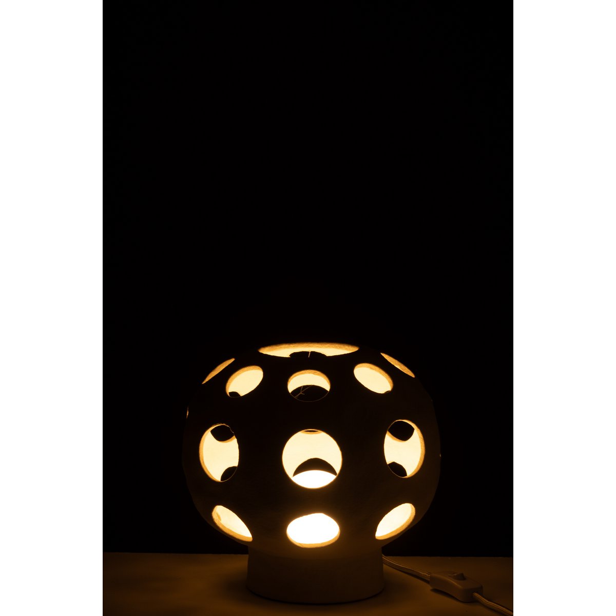 Lampe de Table Globe J-Line beige sur une table moderne