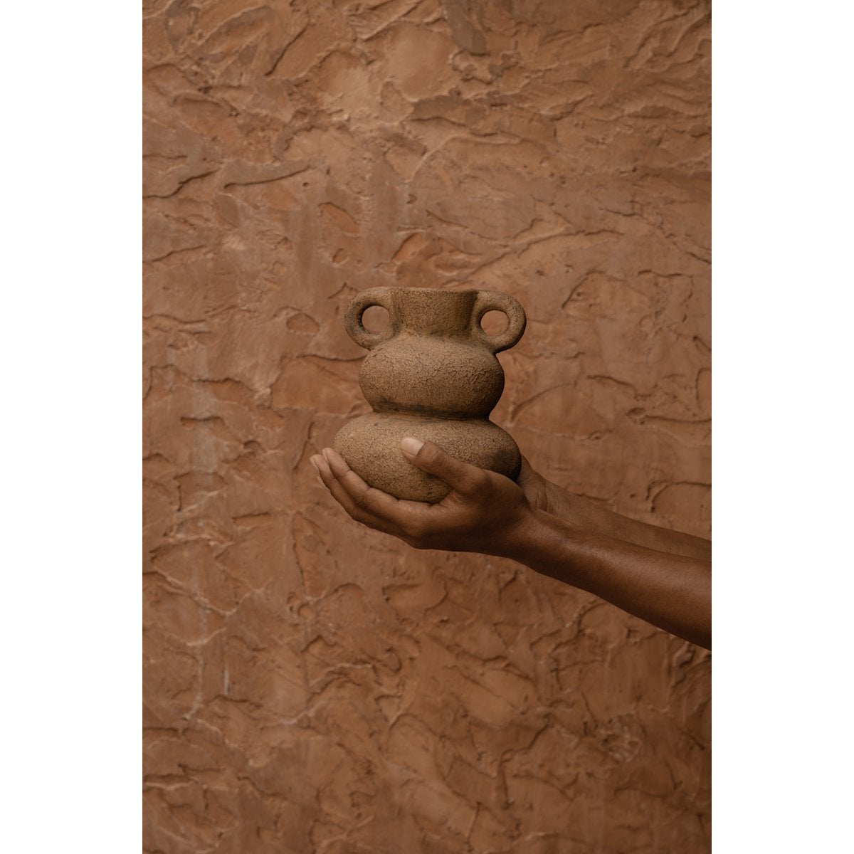 Vase Earthen Balance en terre cuite avec texture granuleuse et fini sable