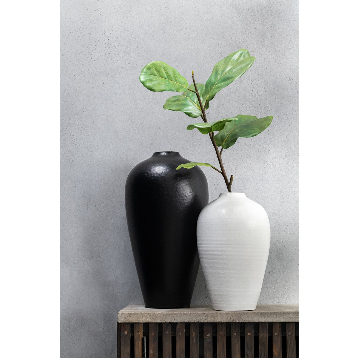 Vase J-Line en céramique blanche, élégant et moderne, 35 cm de haut.