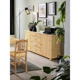 Commode en bois de pin massif dans un salon élégant
