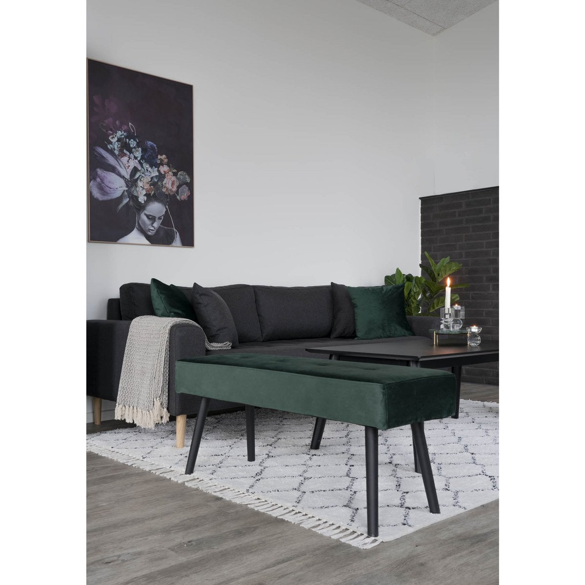 Détail du tissu en velours vert foncé du banc Skiby