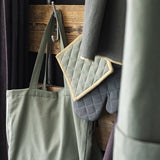 Gant de cuisine recyclé Grace Matcha - utilisation en cuisine