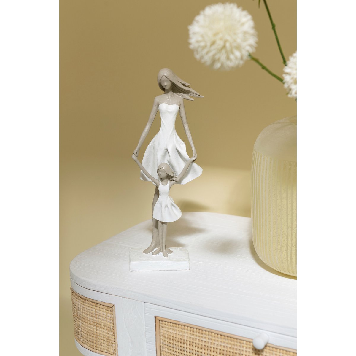 Figurine Mère et Fille en polyresine blanche et taupe, vue de face