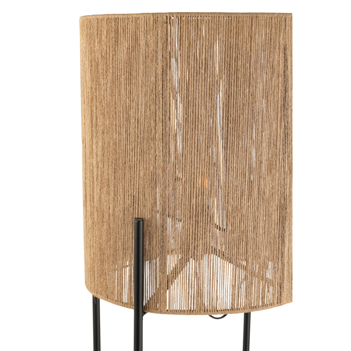 Lampe J-Line sur une table, décorée avec des éléments naturels