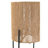 Lampe J-Line sur une table, décorée avec des éléments naturels