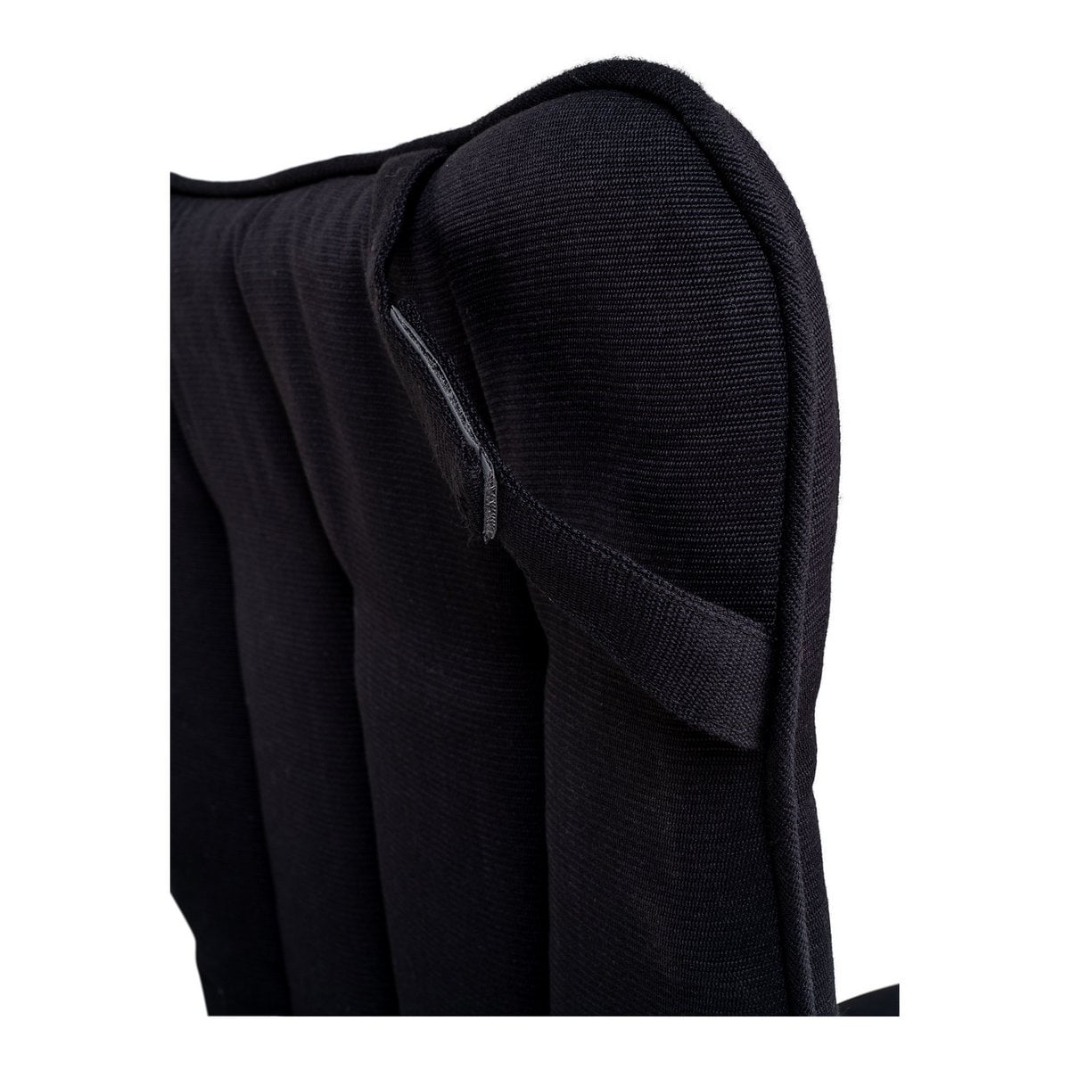 Coussin Cleveland noir dans un intérieur scandinave minimaliste
