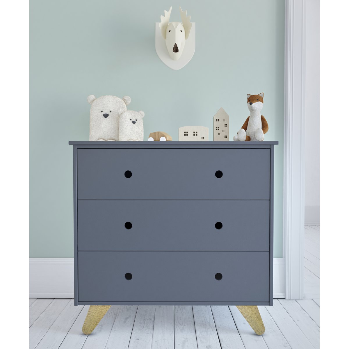Commode Moebilia utilisée comme espace de rangement dans une salle de jeux