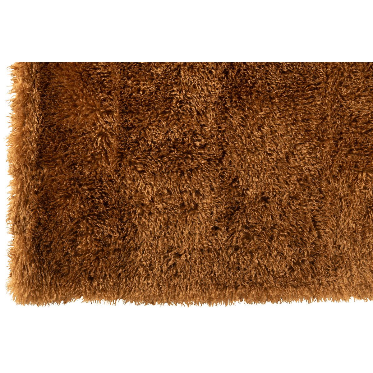 Couverture J-Line Moutie drapée sur un canapé moderne