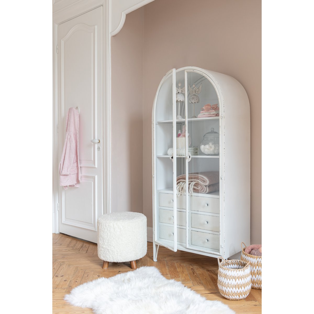 Pouf J-Line en mouton blanc, design élégant et moderne.