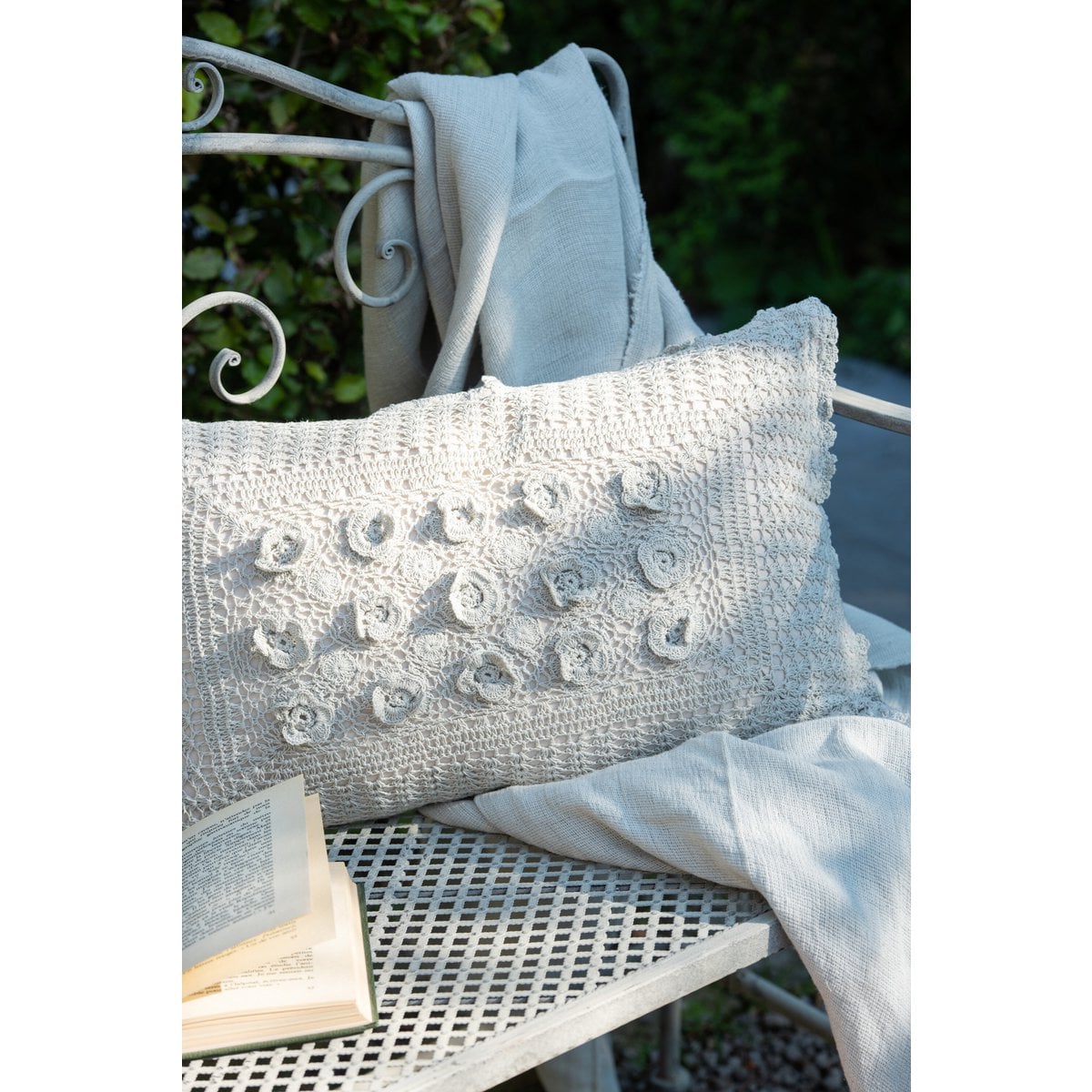 Détail de la dentelle du coussin J-Line en coton bleu