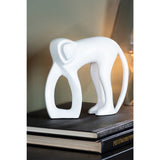 Statue singe en aluminium posée sur une table d'appoint