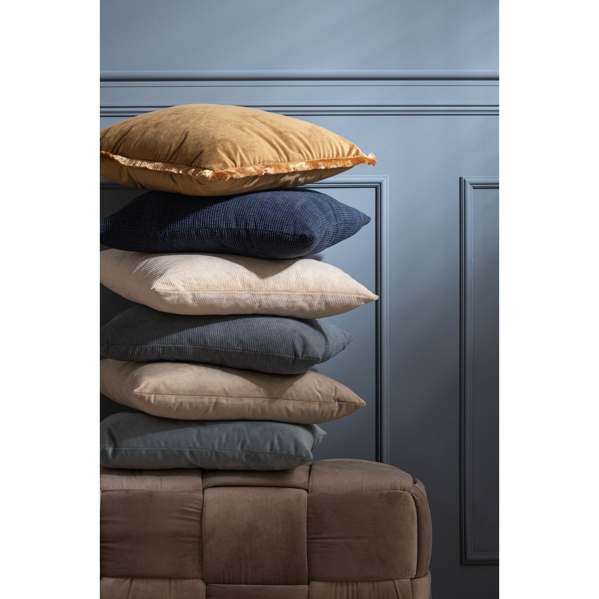 Coussin J-Line en velours bleu, sur un canapé moderne