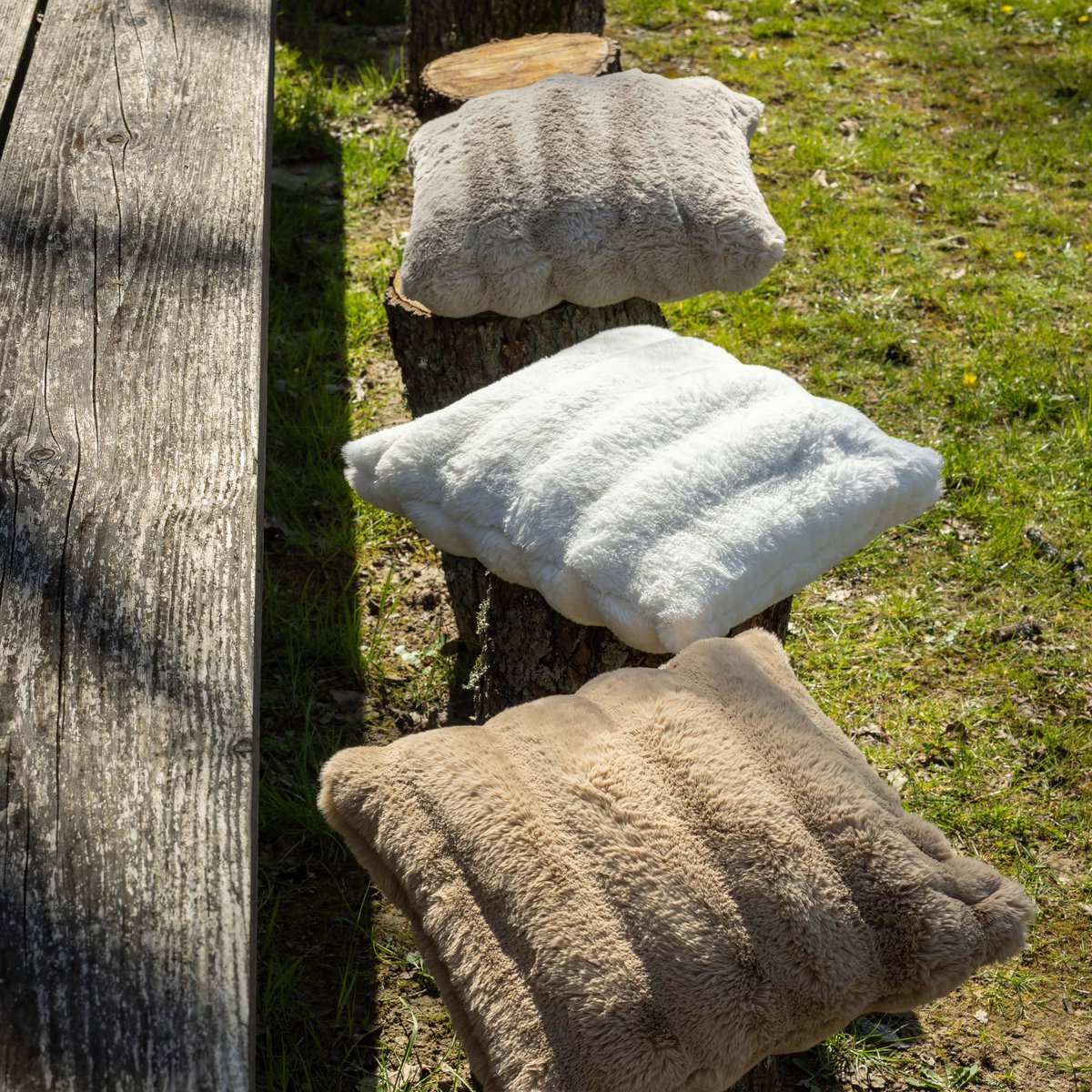 Coussin Astrid Naturel sur un fauteuil, style contemporain