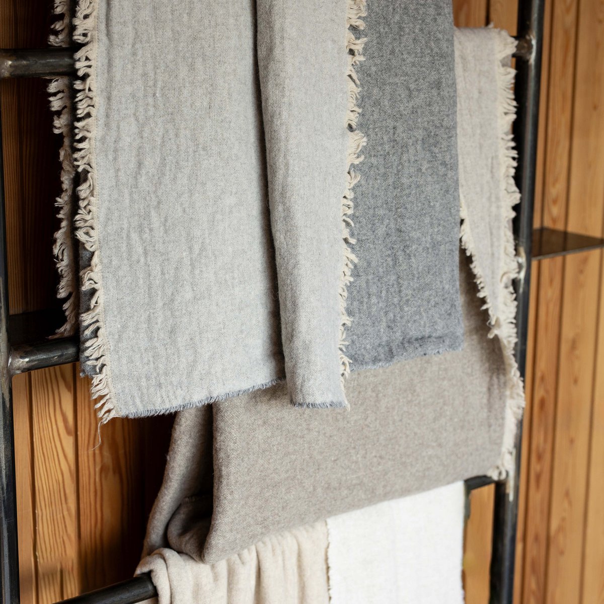 Détail du plaid recyclé Bruna Naturel, mettant en avant le design élégant