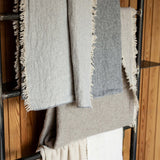 Détail du plaid recyclé Bruna Naturel, mettant en avant le design élégant