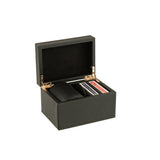 Détail du coffret en cuir artificiel noir, ouvert avec cartes