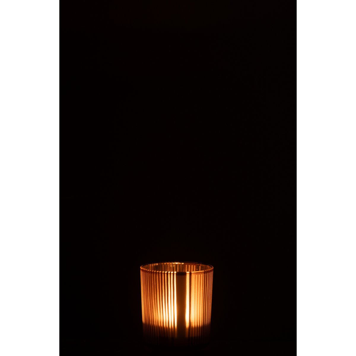 Lanterne J-Line Stripes sur une table, ambiance chaleureuse